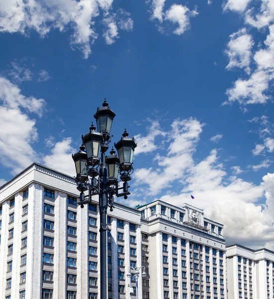 Construcción Duma Estatal Asamblea Federal Federación Rusa Sobre Fondo Nublado —  Fotos de Stock