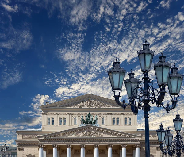 俄罗斯莫斯科的Bolshoi剧院 大剧院 大剧院或大剧院 也拼写为Bolshoy 的云彩背景 — 图库照片