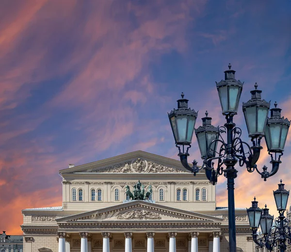 俄罗斯莫斯科 博尔舒伊剧院 大剧院 大剧院或大剧院 也被拼写为博尔舒伊剧院 在日落前 天空中乌云密布 — 图库照片