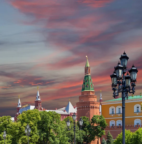 俄罗斯莫斯科 莫斯科最受欢迎的风景 克里姆林宫美丽的天空 日落前乌云密布 — 图库照片