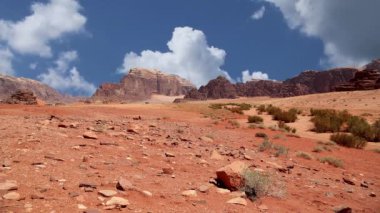 Wadi Rum Çölü, Ürdün, Ortadoğu ya da Ay Vadisi, Ürdün 'ün güneyinde, Akabe' nin 60 km doğusunda yer alan kum taşı ve granit kayalara oyulmuş bir vadidir.    