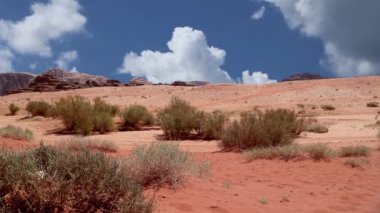 Wadi Rum Çölü, Ürdün, Ortadoğu ya da Ay Vadisi, Ürdün 'ün güneyinde, Akabe' nin 60 km doğusunda yer alan kum taşı ve granit kayalara oyulmuş bir vadidir.    