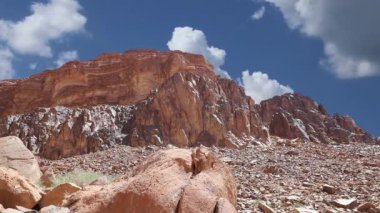 Wadi Rum Çölü, Ürdün, Ortadoğu ya da Ay Vadisi, Ürdün 'ün güneyinde, Akabe' nin 60 km doğusunda yer alan kum taşı ve granit kayalara oyulmuş bir vadidir.    