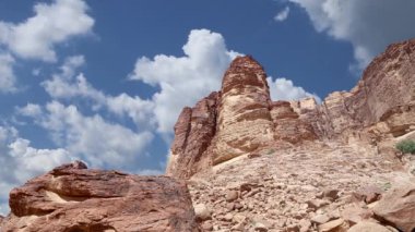Wadi Rum Çölü, Ürdün, Ortadoğu ya da Ay Vadisi, Ürdün 'ün güneyinde, Akabe' nin 60 km doğusunda yer alan kum taşı ve granit kayalara oyulmuş bir vadidir.    