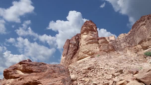 Wadi Rum Desert, Jordanie, Moyen-Orient - aussi connu sous le nom de La Vallée de la Lune est une vallée taillée dans le grès et la roche de granit dans le sud de la Jordanie 60 km à l'est d'Aqaba    
