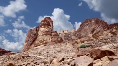 Wadi Rum Çölü, Ürdün, Ortadoğu ya da Ay Vadisi, Ürdün 'ün güneyinde, Akabe' nin 60 km doğusunda yer alan kum taşı ve granit kayalara oyulmuş bir vadidir.    