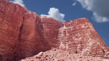 Wadi Rum Çölü, Ürdün, Ortadoğu ya da Ay Vadisi, Ürdün 'ün güneyinde, Akabe' nin 60 km doğusunda yer alan kum taşı ve granit kayalara oyulmuş bir vadidir.    