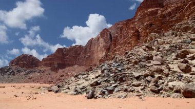 Wadi Rum Çölü, Ürdün, Ortadoğu ya da Ay Vadisi, Ürdün 'ün güneyinde, Akabe' nin 60 km doğusunda yer alan kum taşı ve granit kayalara oyulmuş bir vadidir.    