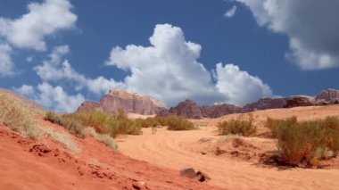 Wadi Rum Çölü, Ürdün, Ortadoğu ya da Ay Vadisi, Ürdün 'ün güneyinde, Akabe' nin 60 km doğusunda yer alan kum taşı ve granit kayalara oyulmuş bir vadidir.    
