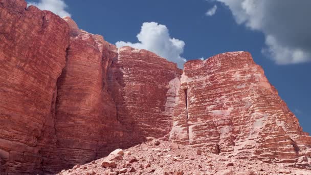 在约旦南部亚喀巴以东60公里处 被切割成砂岩和花岗岩岩石的山谷 也被称为月球谷 — 图库视频影像