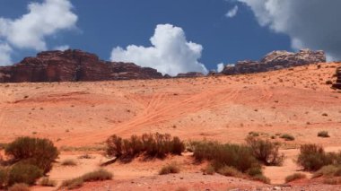 Wadi Rum Çölü, Ürdün, Ortadoğu ya da Ay Vadisi, Ürdün 'ün güneyinde, Akabe' nin 60 km doğusunda yer alan kum taşı ve granit kayalara oyulmuş bir vadidir.    