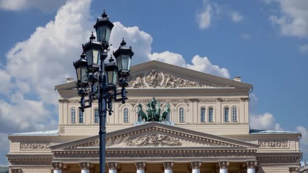 俄罗斯莫斯科的Bolshoi剧院 大剧院 大剧院或大剧院 也拼写为Bolshoy 的云彩背景 — 图库视频影像