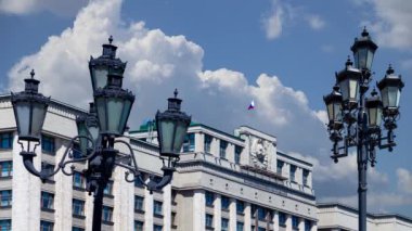 Rusya Federasyonu Federal Meclisi Devlet Duma Binası 'nın bulut arka planı, Moskova, Rusya  