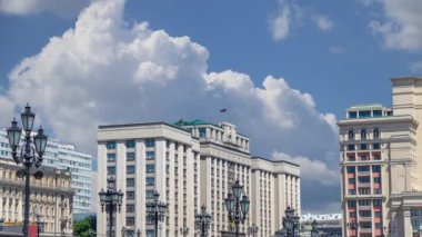 Rusya Federasyonu Federal Meclisi Devlet Duma Binası 'nın bulut arka planı, Moskova, Rusya  