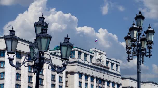 Bâtiment Douma Etat Assemblée Fédérale Fédération Russie Sur Fond Nuageux — Video