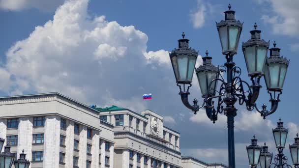 Budynek Dumy Państwowej Federalnego Zgromadzenia Federacji Rosyjskiej Tle Chmury Moskwa — Wideo stockowe
