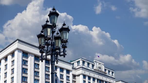 在云彩背景下建立俄罗斯联邦联邦会议国家杜马 俄罗斯莫斯科 — 图库视频影像