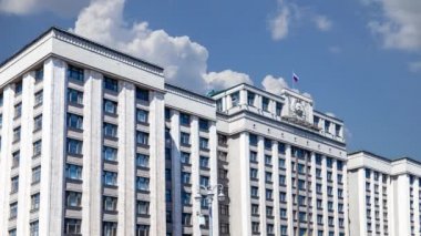 Rusya Federasyonu Federal Meclisi Devlet Duma Binası 'nın bulut arka planı, Moskova, Rusya  