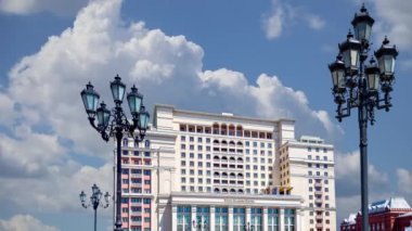 Manege Meydanı 'ndan Four Seasons Oteli (Hotel Moskva) cephesi. Moskova, Rusya  