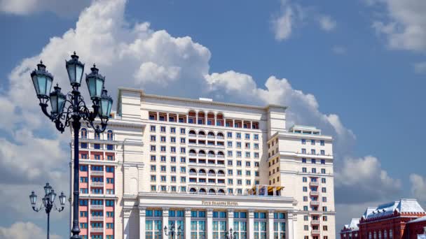Fasada Hotelu Four Seasons Hotel Moskva Manege Square Tle Chmury — Wideo stockowe