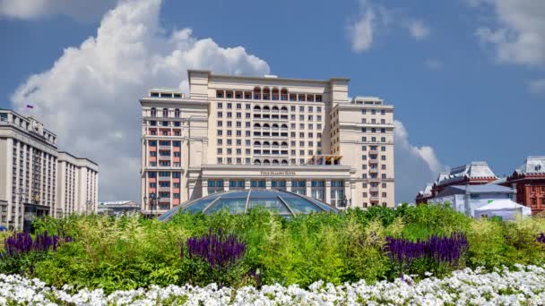 Fasad Four Seasons Hotel Hotel Moskva Från Manege Square Molnbakgrund — Stockvideo