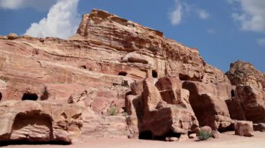Ürdün 'ün yanı sıra Ürdün' ün en çok ziyaret edilen turistik merkezi olan Ürdün, Ortadoğu 'daki hareketli bulutların arka planına karşı Petra. Petra, 1985 yılından beri UNESCO Dünya Mirasları Bölgesi 'nde bulunuyor. 