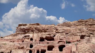 Ürdün 'ün yanı sıra Ürdün' ün en çok ziyaret edilen turistik merkezi olan Ürdün, Ortadoğu 'daki hareketli bulutların arka planına karşı Petra. Petra, 1985 yılından beri UNESCO Dünya Mirasları Bölgesi 'nde bulunuyor. 