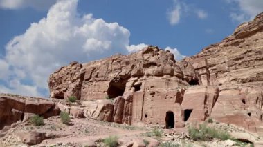 Ürdün 'ün yanı sıra Ürdün' ün en çok ziyaret edilen turistik merkezi olan Ürdün, Ortadoğu 'daki hareketli bulutların arka planına karşı Petra. Petra, 1985 yılından beri UNESCO Dünya Mirasları Bölgesi 'nde bulunuyor. 