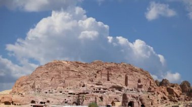 Ürdün 'ün yanı sıra Ürdün' ün en çok ziyaret edilen turistik merkezi olan Ürdün, Ortadoğu 'daki hareketli bulutların arka planına karşı Petra. Petra, 1985 yılından beri UNESCO Dünya Mirasları Bölgesi 'nde bulunuyor. 