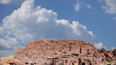 Ürdün 'ün yanı sıra Ürdün' ün en çok ziyaret edilen turistik merkezi olan Ürdün, Ortadoğu 'daki hareketli bulutların arka planına karşı Petra. Petra, 1985 yılından beri UNESCO Dünya Mirasları Bölgesi 'nde bulunuyor. 