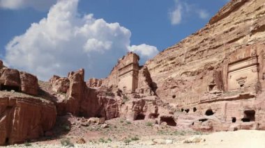 Ürdün 'ün yanı sıra Ürdün' ün en çok ziyaret edilen turistik merkezi olan Ürdün, Ortadoğu 'daki hareketli bulutların arka planına karşı Petra. Petra, 1985 yılından beri UNESCO Dünya Mirasları Bölgesi 'nde bulunuyor. 