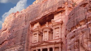 Ürdün 'ün yanı sıra Ürdün' ün en çok ziyaret edilen turistik merkezi olan Ürdün, Ortadoğu 'daki hareketli bulutların arka planına karşı Petra. Petra, 1985 yılından beri UNESCO Dünya Mirasları Bölgesi 'nde bulunuyor. 