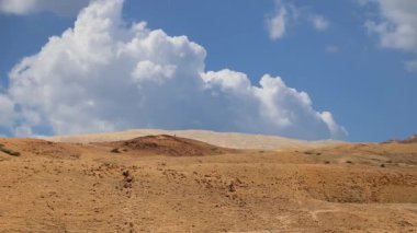Hareketli bulutların arka planına karşı çöl manzarası, Ürdün, Ortadoğu