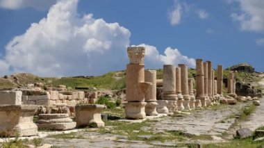 Umm Qais 'deki Roma harabeleri (Umm Qays) hareket eden bulutların arka planında, Ürdün' ün kuzeyinde antik Gadara kasabası yakınlarında bir kasabadır. Umm Qais, Ürdün 'ün en eşsiz Greco Roman Decapolis sitelerinden biri.