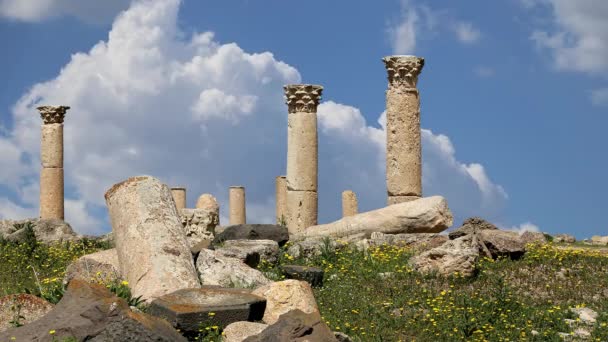 カイス Umm Qays のローマ時代の遺跡は 移動雲を背景に ヨルダン ガダラの古代の町の場所の近くに北ヨルダンの町です カイスはヨルダンで最もユニークなギリシャローマのデカポリスのサイトの1つです — ストック動画