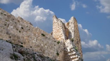 Kuzey Ürdün 'deki Ajloun şatosu (hareket eden bulutların arka planına karşı) 12. yüzyılda, Orta Doğu' da inşa edilmiştir. 