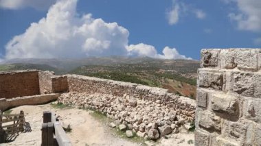 Kuzey Ürdün 'deki Ajloun şatosu (hareket eden bulutların arka planına karşı) 12. yüzyılda, Orta Doğu' da inşa edilmiştir. 