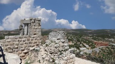 Kuzey Ürdün 'deki Ajloun şatosu (hareket eden bulutların arka planına karşı) 12. yüzyılda, Orta Doğu' da inşa edilmiştir. 