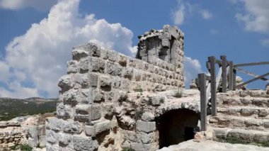 Kuzey Ürdün 'deki Ajloun şatosu (hareket eden bulutların arka planına karşı) 12. yüzyılda, Orta Doğu' da inşa edilmiştir. 