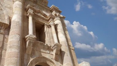 Gerasa 'daki Hadrian Kemeri (Jerash), İmparator Hadrian' ın M.S. 129 / 130 'da Jerash' a gelişini onurlandırmak için inşa edildi.   