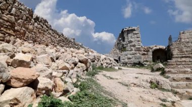 Kuzey Ürdün 'deki Ajloun şatosu (hareket eden bulutların arka planına karşı) 12. yüzyılda, Orta Doğu' da inşa edilmiştir.  