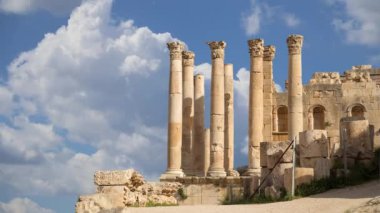 Ürdün 'ün başkenti Jerash Valiliği' nin başkenti ve en büyük şehri olan Ürdün 'ün Jerash kenti, hareket eden bulutların arka planına karşı Zeus Tapınağı.