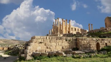 Ürdün 'ün başkenti Jerash Valiliği' nin başkenti ve en büyük şehri olan Ürdün 'ün Jerash kenti, hareket eden bulutların arka planına karşı Zeus Tapınağı.
