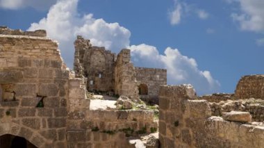 Kuzey Ürdün 'deki Ajloun şatosu (hareket eden bulutların arka planına karşı) 12. yüzyılda, Orta Doğu' da inşa edilmiştir.  