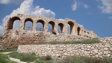 Ürdün 'ün Jerash şehrindeki (Gerasa of Antiquity) Roma harabeleri, hareket eden bulutların arka planına karşı başkent ve en büyük Jerash Valiliği, Ürdün