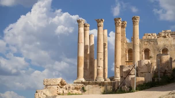 约旦城市杰拉什 古代的格拉萨 约旦首都和杰拉什省最大的城市 宙斯神庙 背景是云彩飘扬 — 图库视频影像