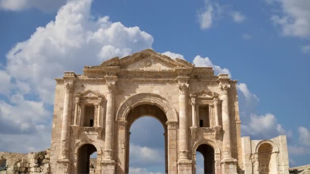 Αψίδα Του Αδριανού Στη Γεράσα Jerash Φόντο Κινούμενα Σύννεφα Χτίστηκε — Αρχείο Βίντεο