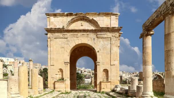 在约旦城市杰拉什 古城杰拉萨 的罗马废墟 耶拉什省的首府和最大城市 背景是飘移的云彩 — 图库视频影像
