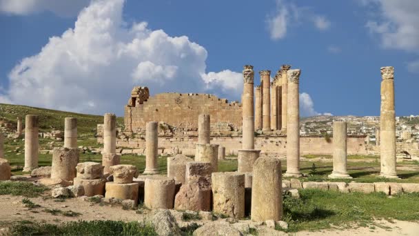 在约旦城市杰拉什 古城杰拉萨 的罗马废墟 耶拉什省的首府和最大城市 背景是飘移的云彩 — 图库视频影像