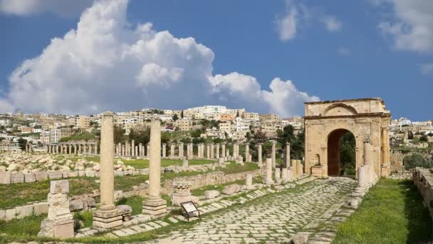 エルサレム 古代のゲラサ 首都および最大の都市のヨルダンの都市のローマ遺跡移動雲の背景に ヨルダン — ストック動画